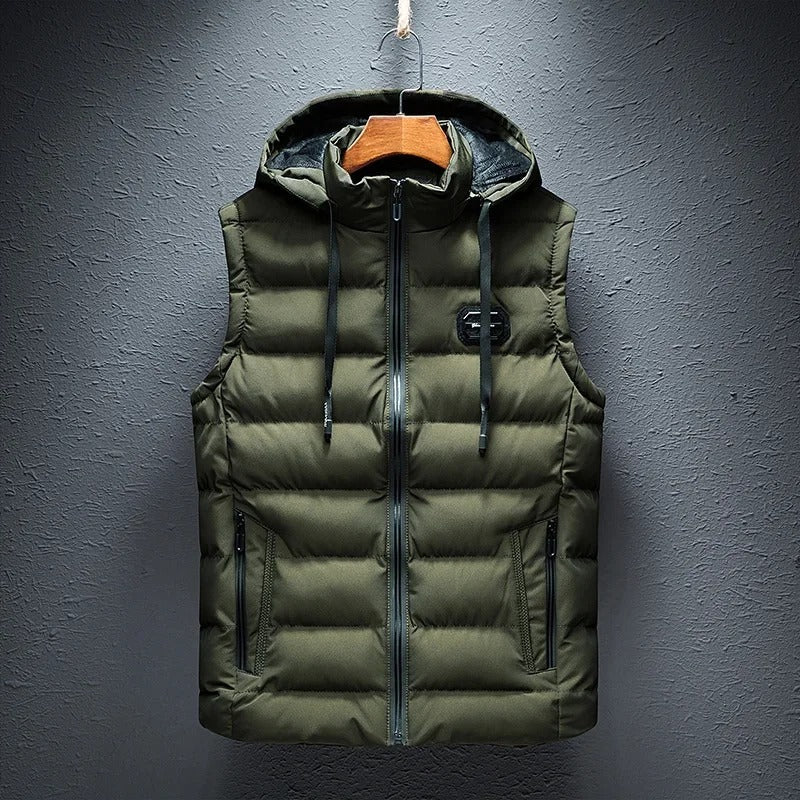 Praktische heren bodywarmer met capuchon en ritssluiting, ideaal voor extra warmte als herfst- of winterjas.