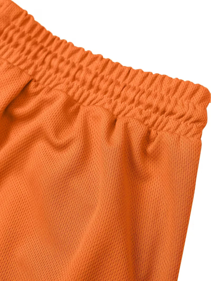 Tweedelige heren zomerkleding: lichtblauwe polo V-hals en witte shorts, comfortabel op strand.