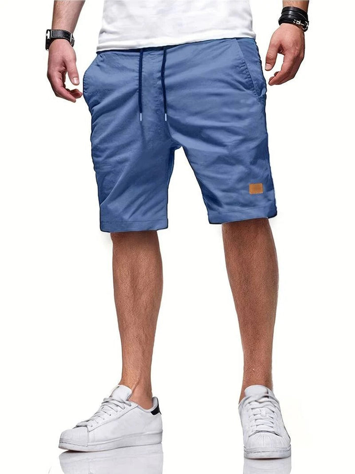Zomerse herenshort met luchtige stof en handige zijzakken. Een veelzijdige en comfortabele keuze voor heren.