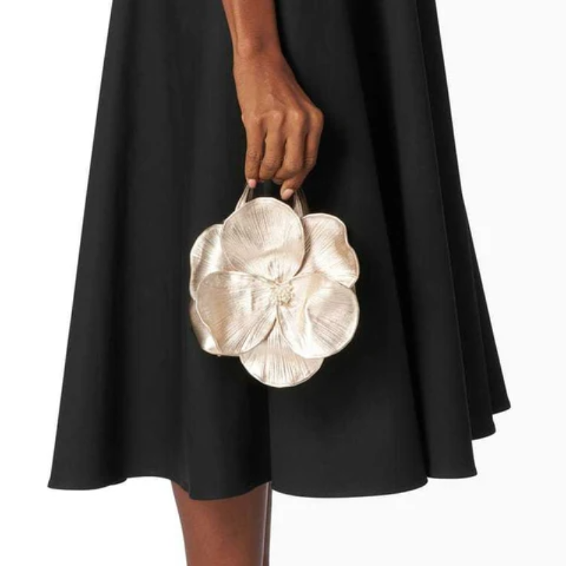 Rode dames mini schoudertas met chic bloemenpatroon en glanzende gouden accenten, compact en trendy.