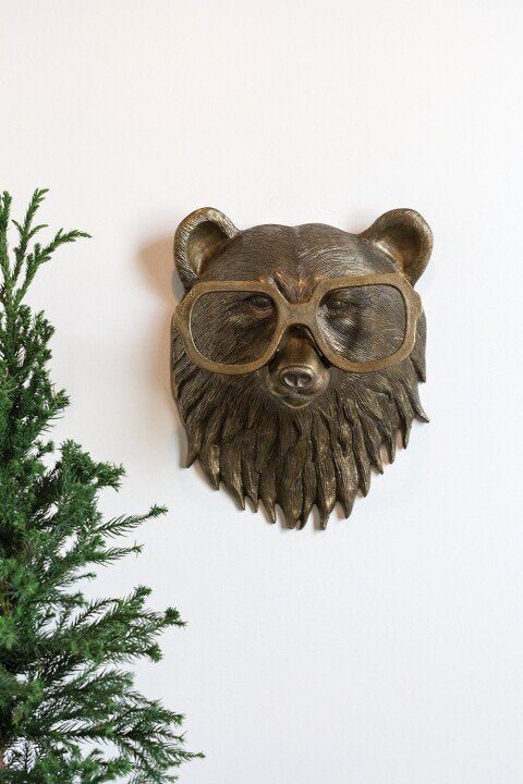 Presentatie van WallCritters vos dierenhoofd muurdecoratie, klaar om op te hangen.