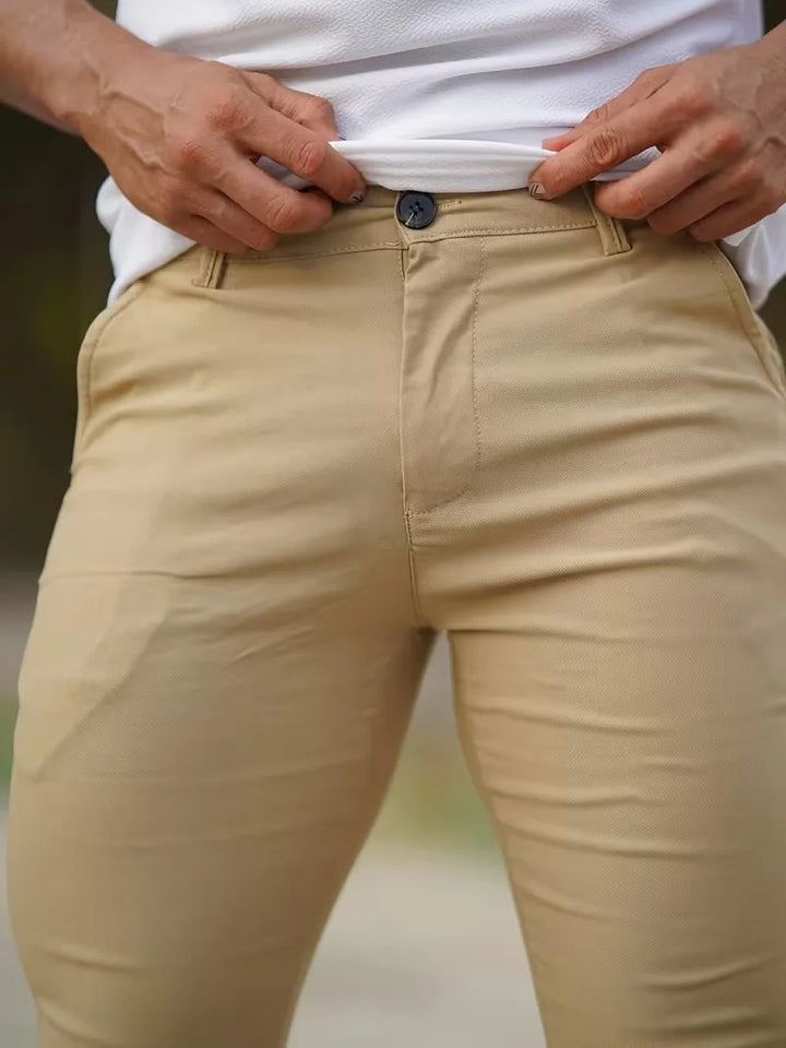 Donkergrijze slimfit chino voor heren, veelzijdig en modern voor elke gelegenheid.