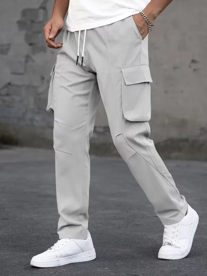 Koffiekleurige heren cargo broek met rechte pijp en comfortabele pasvorm.