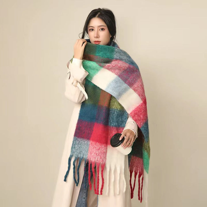Stijlvolle wijde damessjaal Linnea met franjes van zacht pluche, een modieuze winter accessoire voor vrouwen.