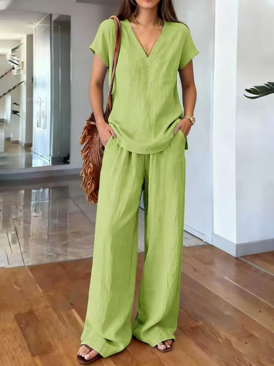 Vrouwelijke linnen zomerkleding: tweedelige set met comfortabele wijde broek en een stijlvolle V-hals.