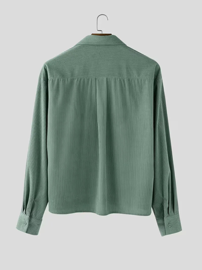 Modieus casual herenoverhemd, oversized pasvorm, met V-hals en lange mouwen, essentieel voor streetwear.