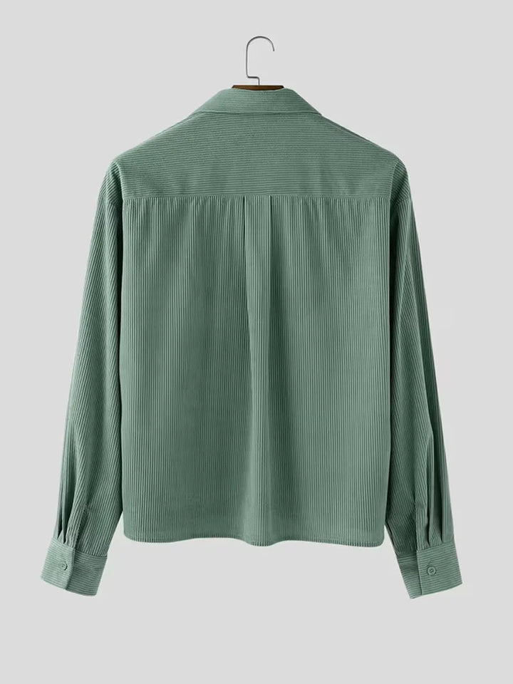 Modieus casual herenoverhemd, oversized pasvorm, met V-hals en lange mouwen, essentieel voor streetwear.