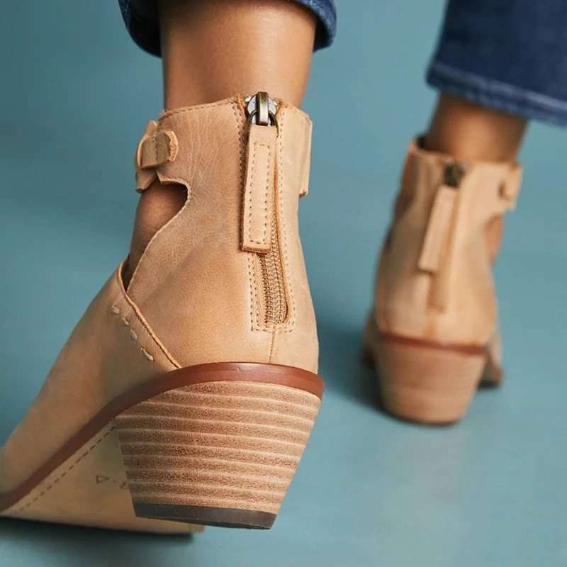 Beige dames comfort schoenen met ademend bovenwerk en ergonomische zool voor superieure voetondersteuning.