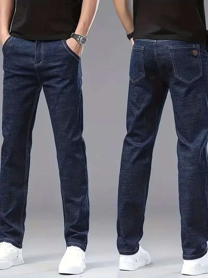 Stijlvolle heren straight jeans in donkerblauw, met opvallende zichtbare stiksels voor een moderne look.