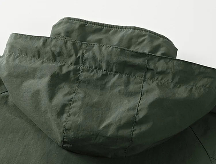Praktische waterdichte reisjas voor heren van nylon, winddicht en met handige afneembare capuchon.