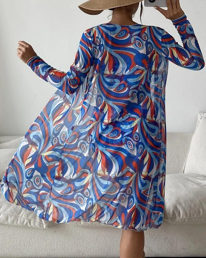 Zomerse dames bikini en bijpassende kaftan, voor een complete strandlook.