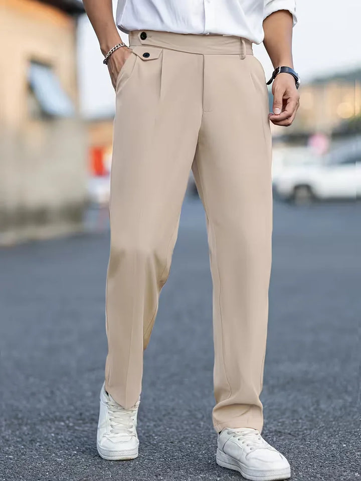 Elegant ogende heren straight leg broek, cropped lengte, smart casual uitstraling.