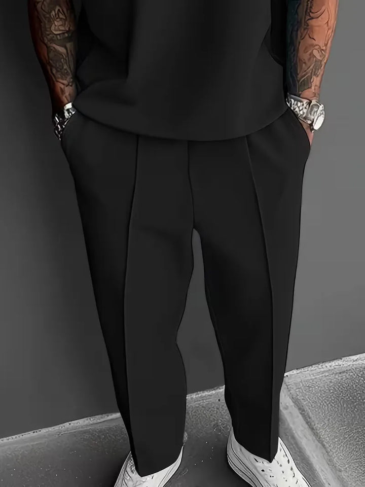 Eigentijds heren smart-casual pak, comfortabele polo korte mouwen en rechte broek.