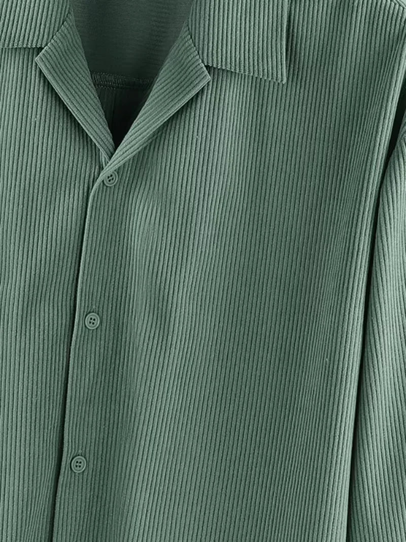 Herfstmode: comfortabel oversized herenoverhemd met lange mouwen, V-hals design, perfect voor koelere dagen.