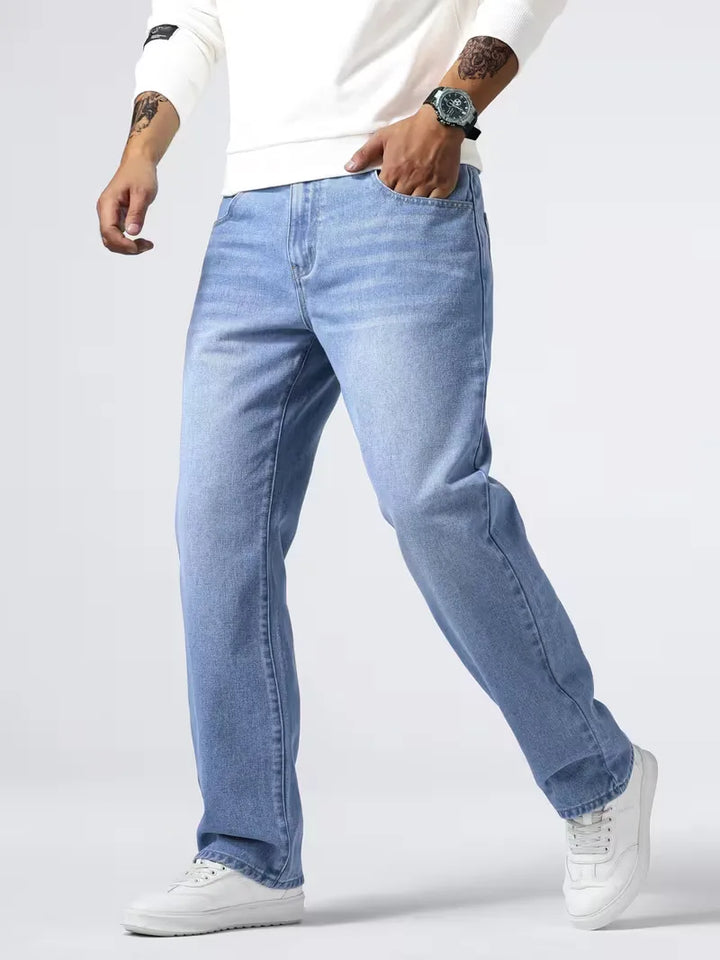 Comfortabele petrol blauwe heren jeans, loose fit. Rechte pijp en vijf zakken voor een relaxte look.