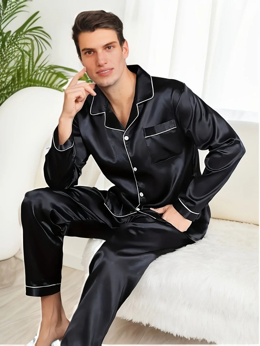 Comfortabele tweedelige herenpyjama Adrian van glanzend satijn, perfect voor ontspanning thuis.