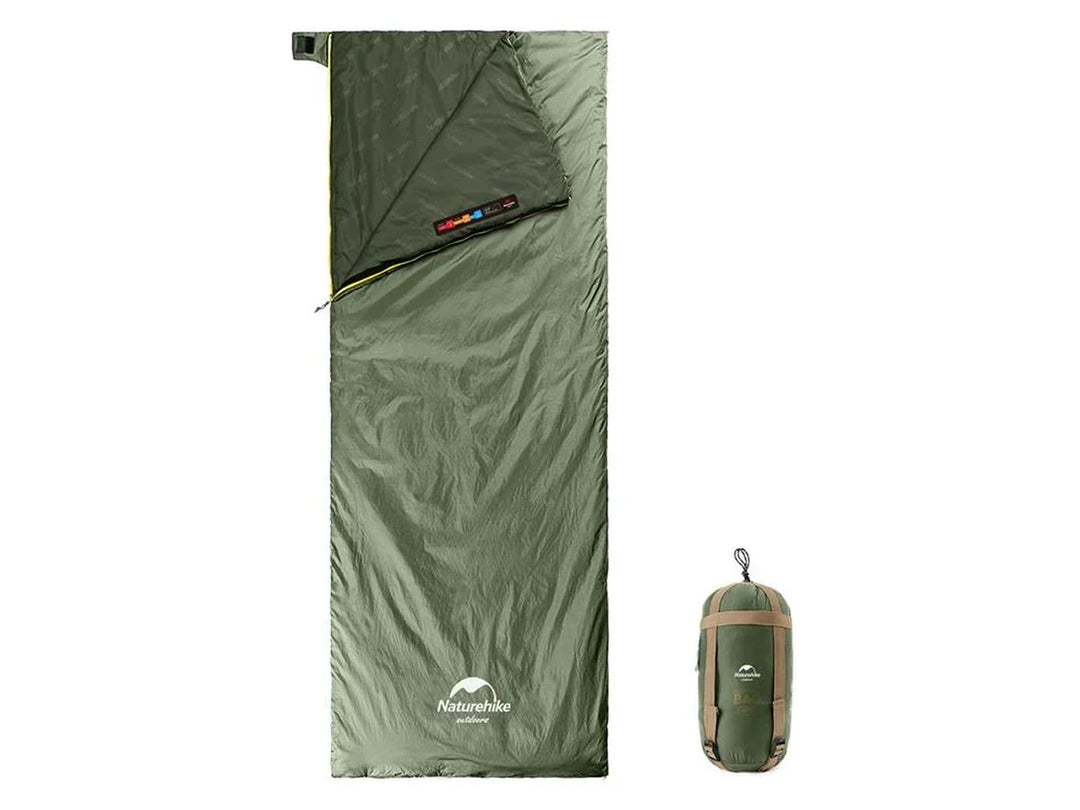 Opgerolde compacte groene slaapzak, toont lichtgewicht ontwerp ideaal voor backpacken en outdoor reizen.