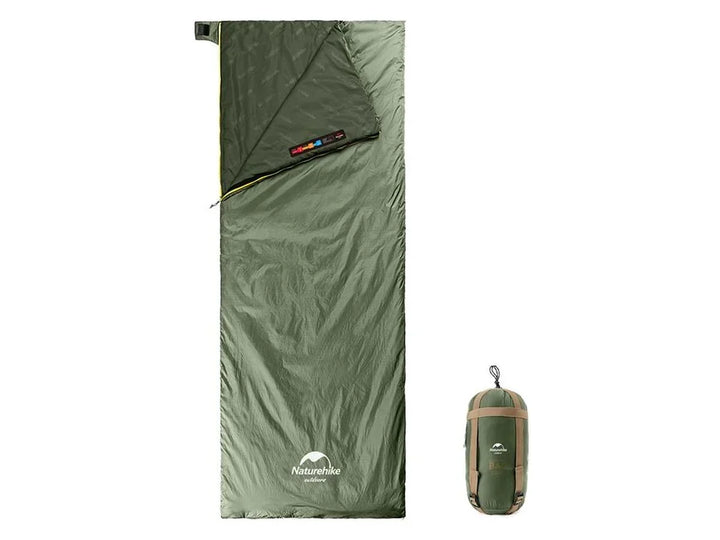 Opgerolde compacte groene slaapzak, toont lichtgewicht ontwerp ideaal voor backpacken en outdoor reizen.