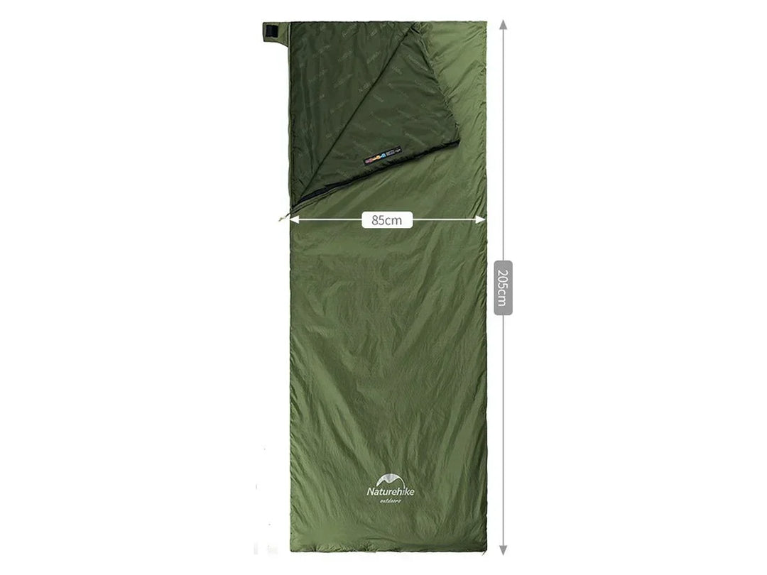 Uitgevouwen groene unisex slaapzak, biedt comfort en isolatie voor outdoor kamperen, wandelen en reizen. Lichtgewicht.
