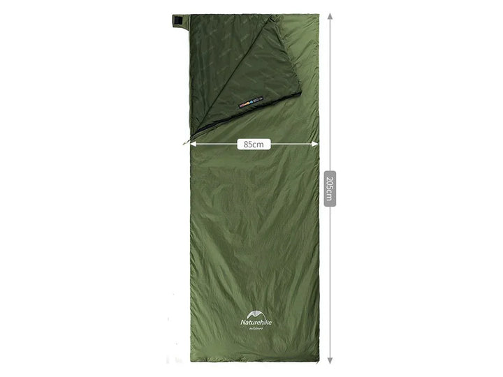 Uitgevouwen groene unisex slaapzak, biedt comfort en isolatie voor outdoor kamperen, wandelen en reizen. Lichtgewicht.
