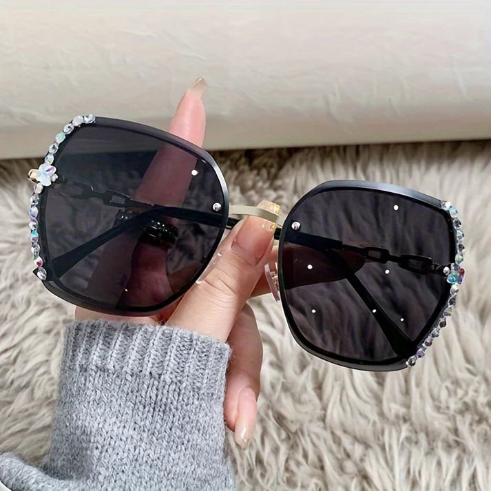 Elegante dames zonnebril, randloos en modern, verrijkt met glinsterende kristallen voor een luxe look.