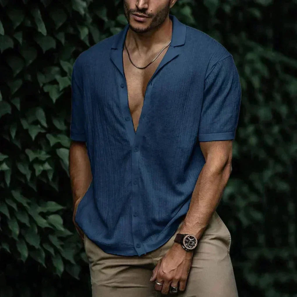 Frisblauw heren zomeroverhemd met knoopsluiting. Comfortabele, ademende kleding voor een ontspannen stranddag.