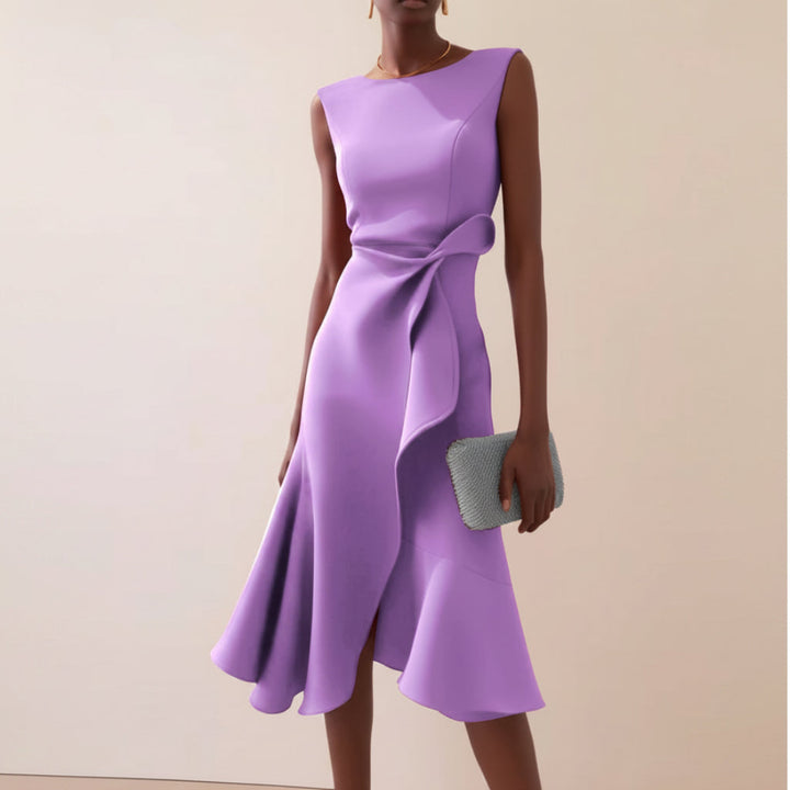 Comfortabele dames zomer midi-jurk, mouwloos met elegant strikdetail. Veelzijdige jurk voor casual of feestelijke gelegenheden.