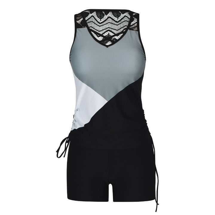 Tweedelige damesbikini, hoog tailleshortje en top met knoopdetail, moderne strandkleding.