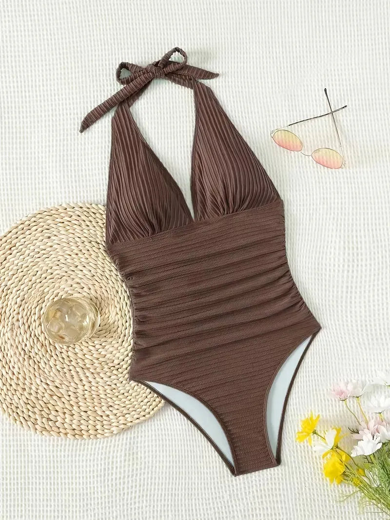 Flatterend donkerbruin dames badpak met V-hals en halternek, corrigerende zwemkleding voor de zomer.