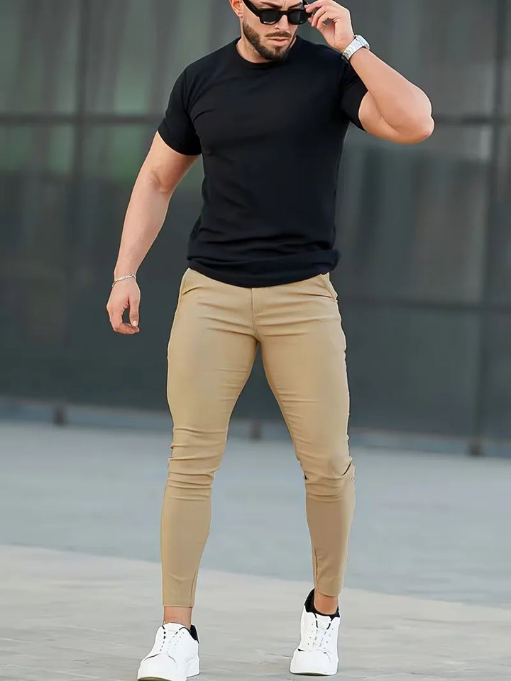 Casual khaki heren chino broek met strakke pasvorm, voor een verzorgde uitstraling.
