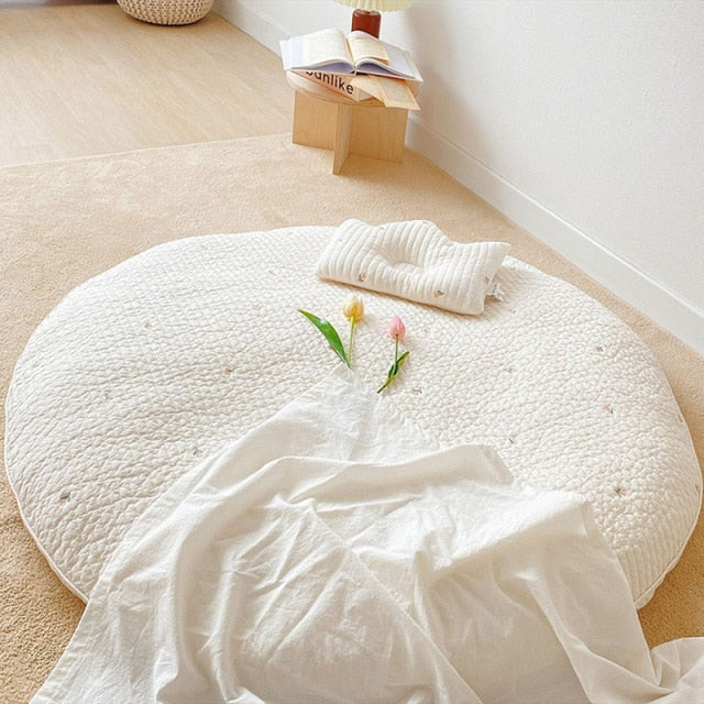 Rond zacht speelkleed voor baby's, gemaakt van katoen met gewatteerde structuur en geborduurde dieren.