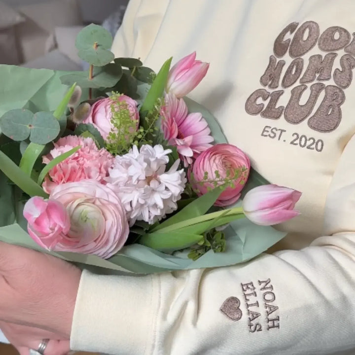 Grijs comfortabel dames sweatshirt met gepersonaliseerd borduurwerk, ideaal geschenk voor moeders.