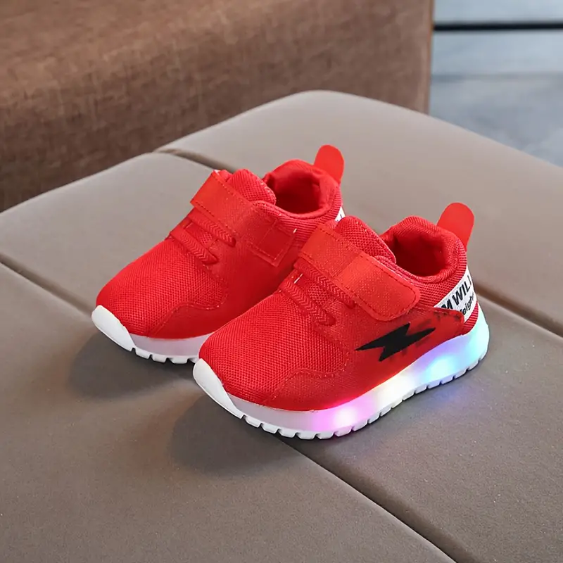 Rode GlowSteps LED schoenen voor peuters, flexibel en ademend, met vrolijke verlichting voor elke stap.