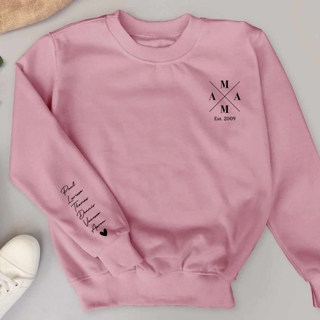 Vrouw draagt comfortabele oversized gepersonaliseerde dames trui met namen op mouw.