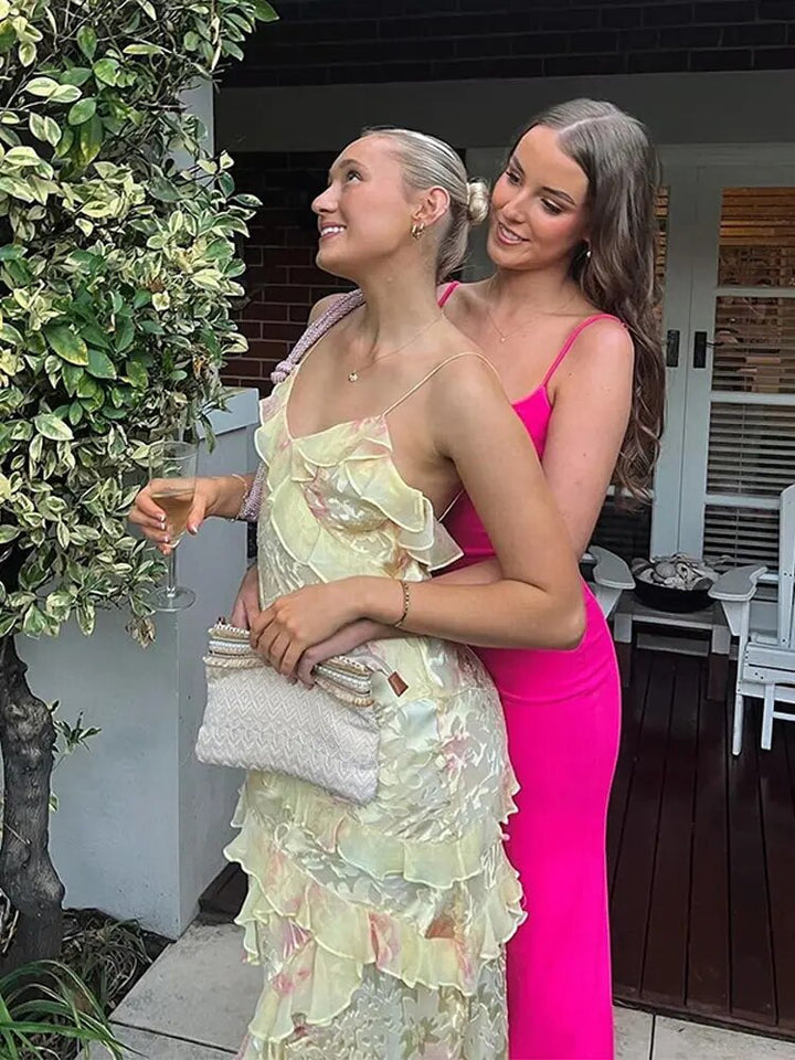 Comfortabele Liora maxi zomerjurk met ruches en levendige roze/gele tinten voor een ontspannen zomer.