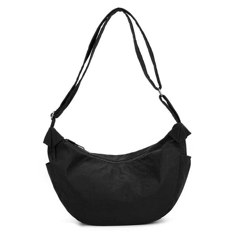 Groene halve maan tas dames, trendy en veelzijdig, met verstelbare riem als modieus accessoire.