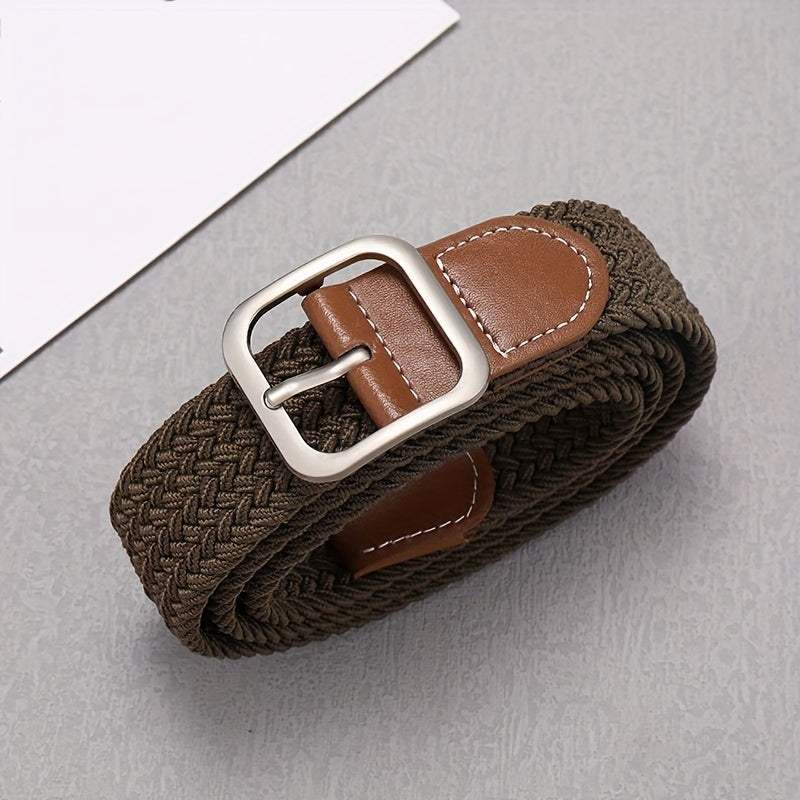 Nauwkeurig detail van de unieke gevlochten textuur van deze comfortabele elastische riem.