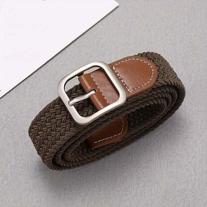 Nauwkeurig detail van de unieke gevlochten textuur van deze comfortabele elastische riem.