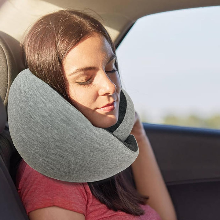 Compact grijs traagschuim reiskussen, perfect accessoire voor ultiem comfort en neksteun onderweg.