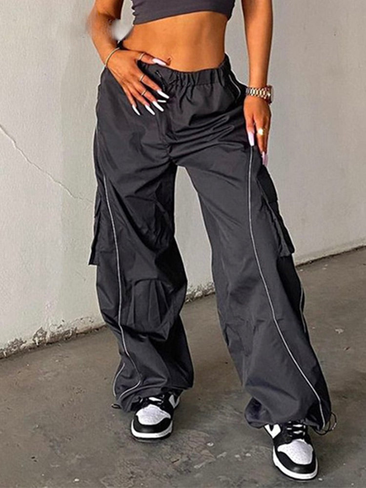 Zwarte dames baggy broek met losse pasvorm, essentieel voor casual streetwear mode.