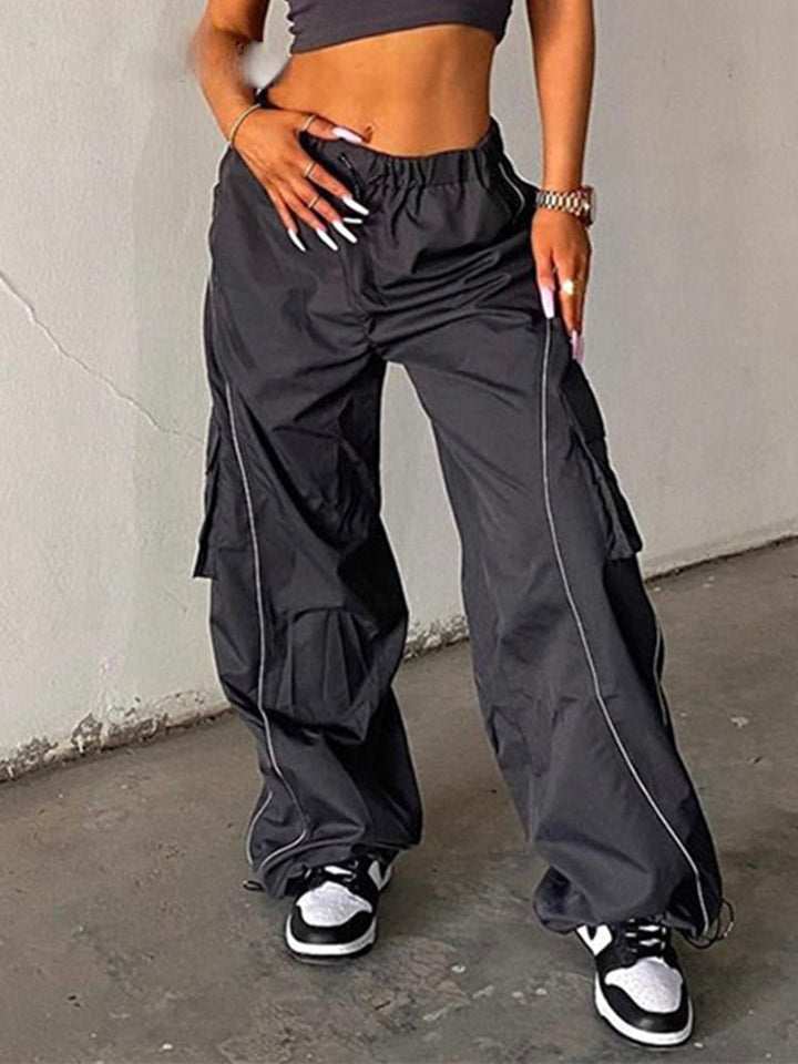 Zwarte dames baggy broek met losse pasvorm, essentieel voor casual streetwear mode.