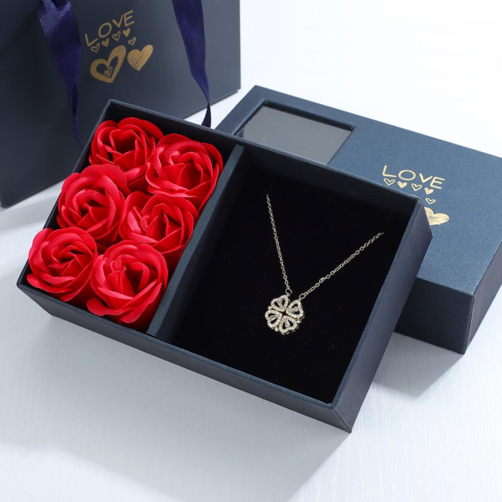 Romantische dames ketting met hart en klavertje vier, prachtig RVS sieraad met zirkonia.