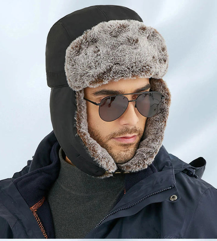Stijlvolle zwarte wintermuts, warm en unisex voor alle outdoor activiteiten.
