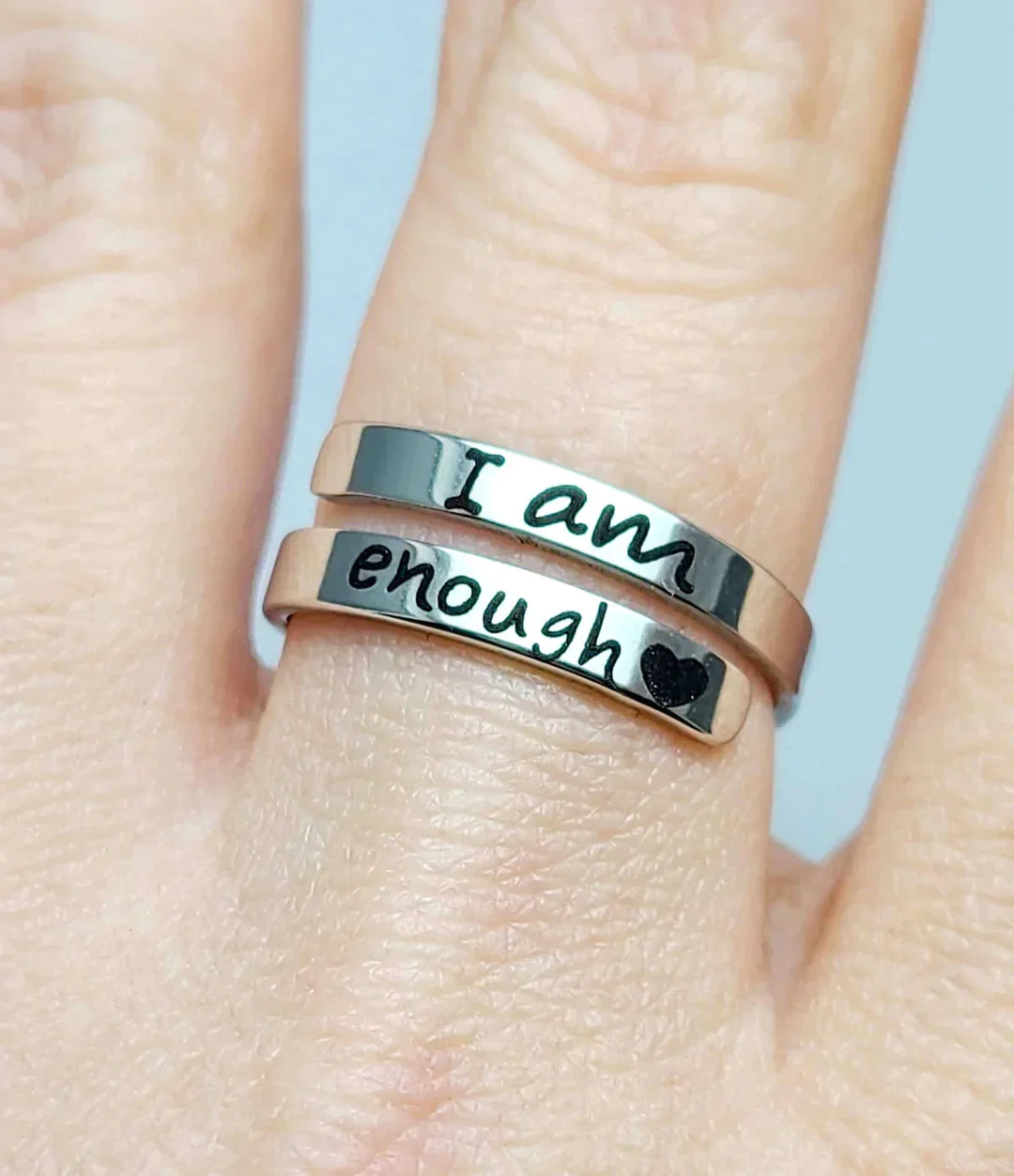 Verstelbare damesring, verzilverd 'I Am Enough' statement sieraad. Perfect cadeau voor kracht & zelfvertrouwen.