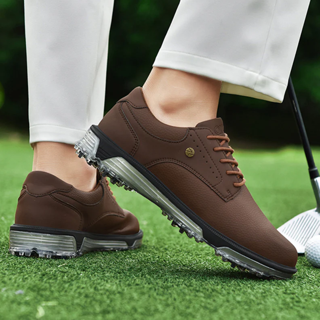 Actie shot van Limited Edition Elston heren golfschoenen. Gripvast en waterdicht voor outdoor golfsport.