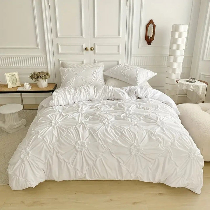 Zwart pinch-pleat dekbedovertrek van katoenpolyester voor ultiem slaapcomfort en een luxe uitstraling.