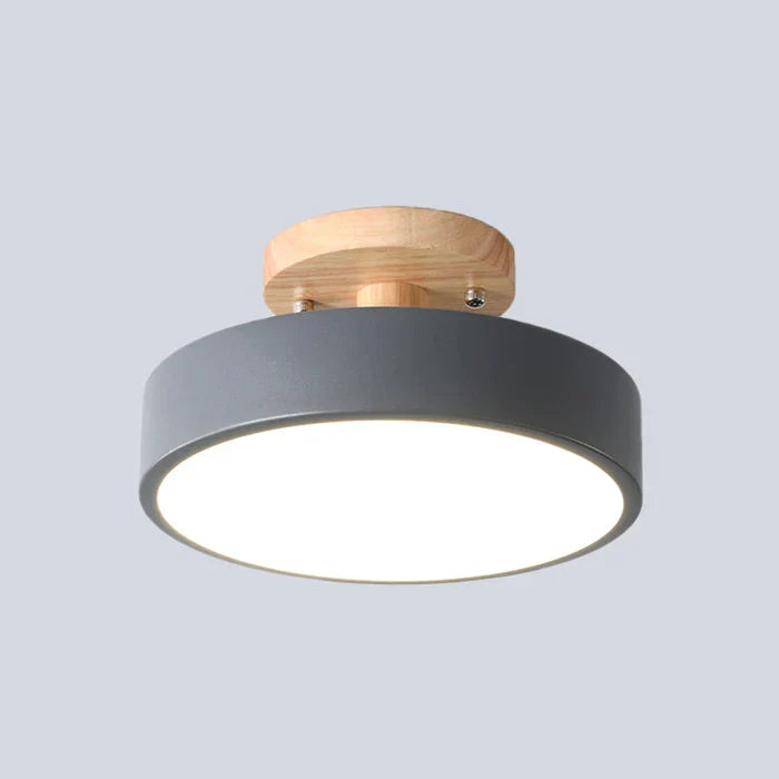 Close-up van NordWood LED plafondlamp, toont fijn houten detail en strak metaal design voor modern interieur.