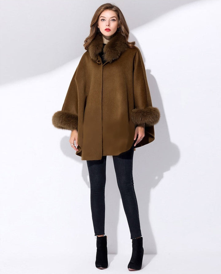 Modieuze dames winterjas met comfortabele vleermuismouwen en luxe bontkraag. Ideaal voor de winter.