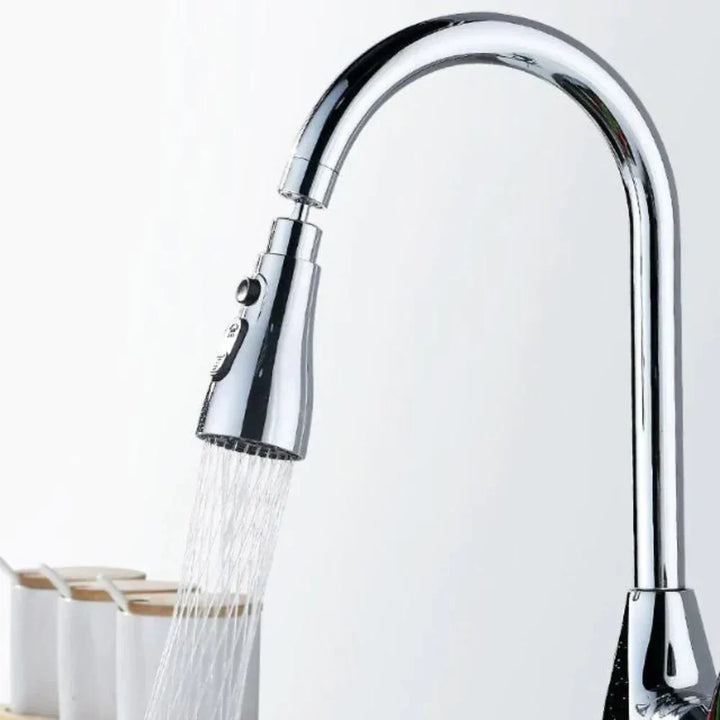 Close-up van de duurzame RVS 360° kraanadapter, met sproeifunctie, perfect voor keuken en badkamer.