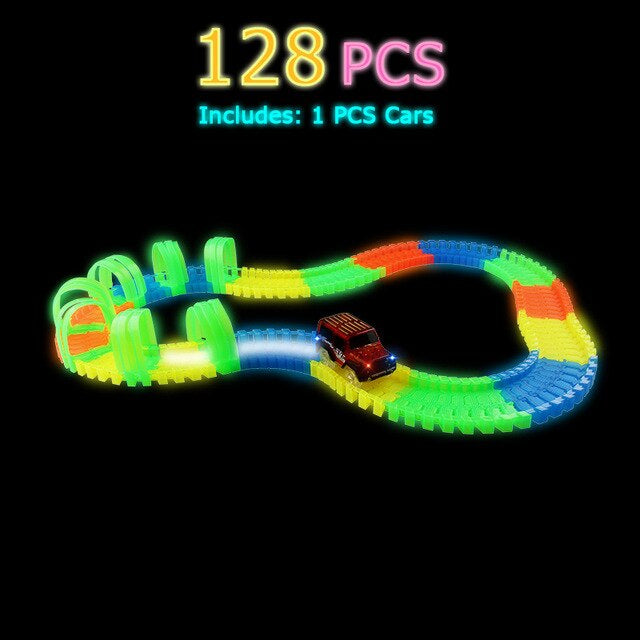 Magische glow in the dark racebaan met flexibele sporen en oplichtende LED auto's voor nachtelijke races.
